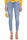 SKINNY JEANS MIT BLAUER TASCHE