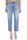 MOM-FIT-JEANS MIT HOHER TAILLE UND BLAUEM GÜRTEL