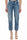 HOCHTAILLIERTE MOM-FIT-JEANS AUS BLAUEM DENIM MIT STEINWASCHUNG