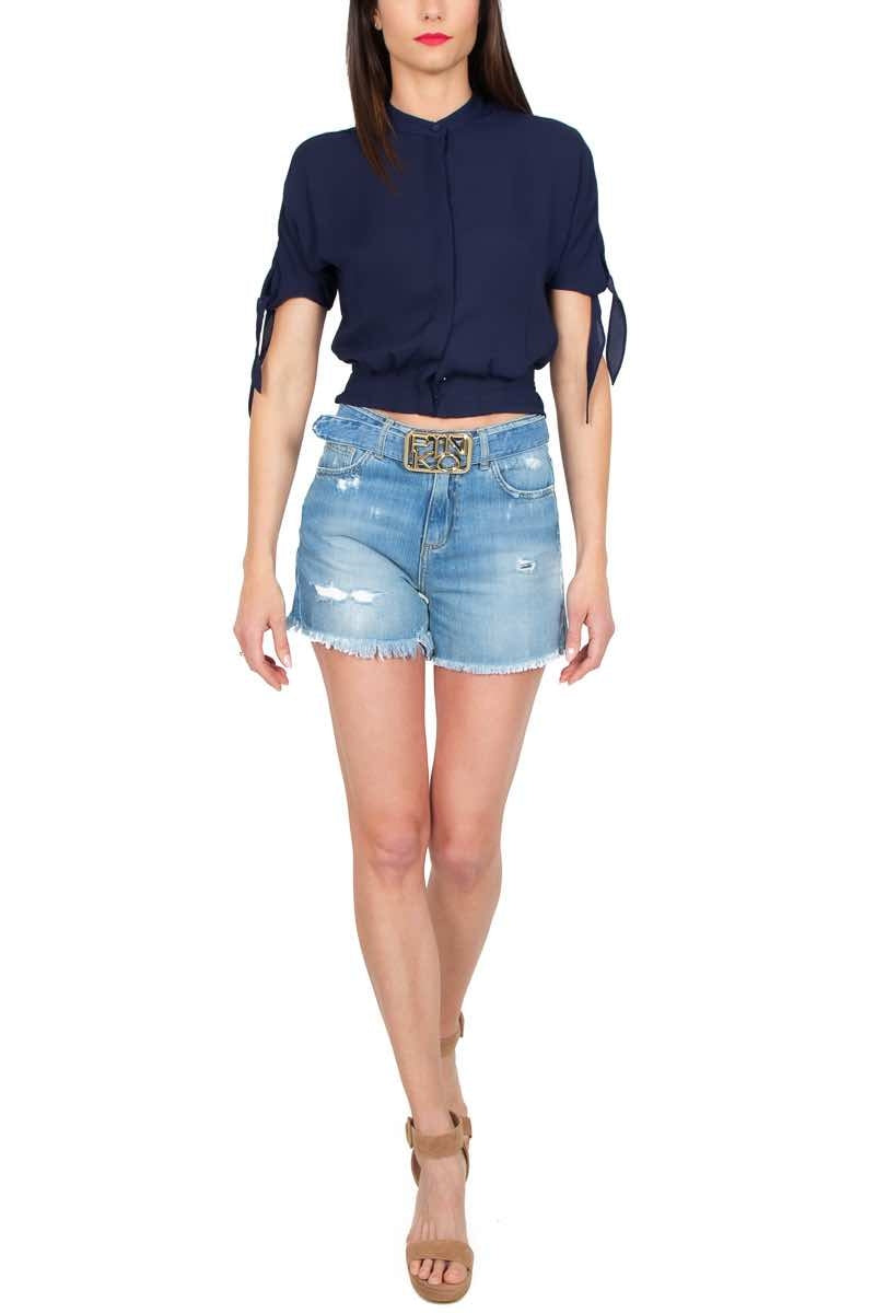 Pinko short in jeans con strappi e fibbia logo blu